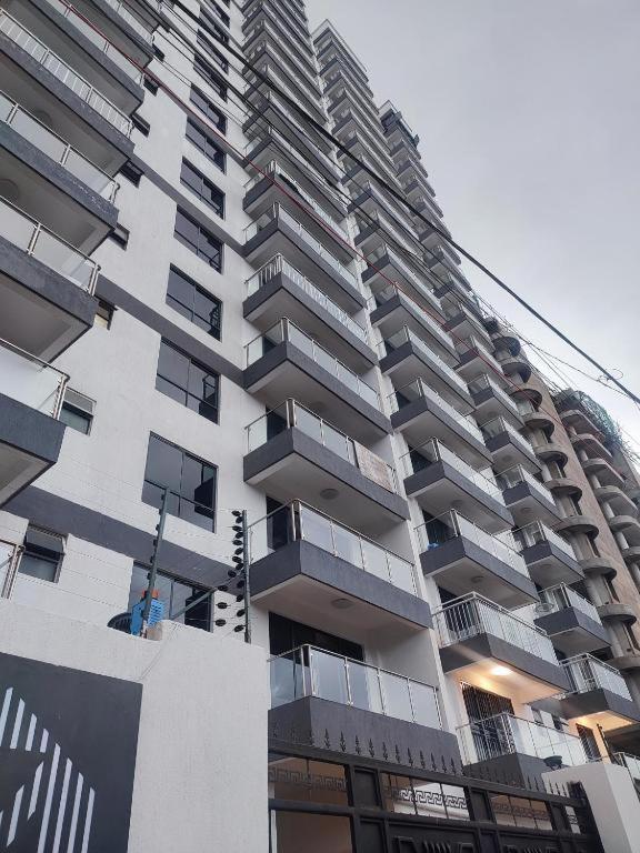 Stayrest Safari Tours New 3 Bedroom Apartments In Kilimani Nairobi With Rooftop Pool 外观 照片
