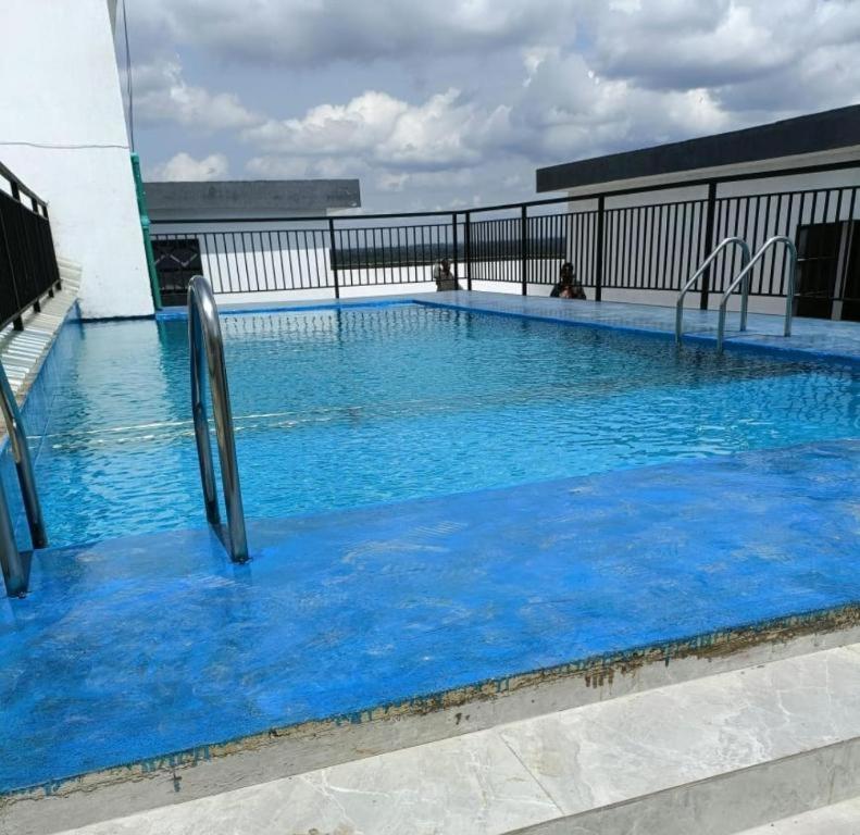 Stayrest Safari Tours New 3 Bedroom Apartments In Kilimani Nairobi With Rooftop Pool 外观 照片